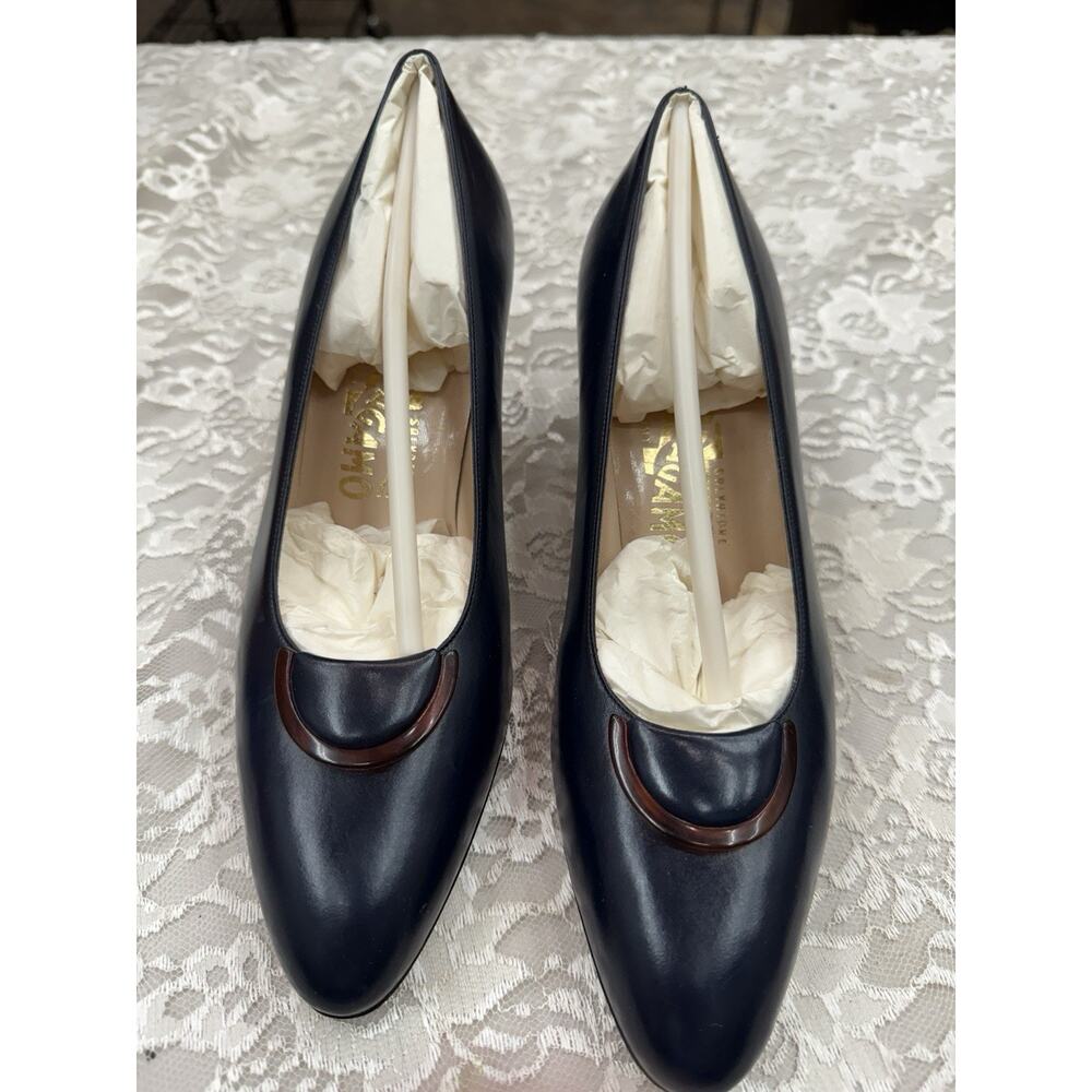 New SALVATORE FERRAGAMO Almond Navy Blue Leather Heel Pumps 7.5 B Luxury Buckle